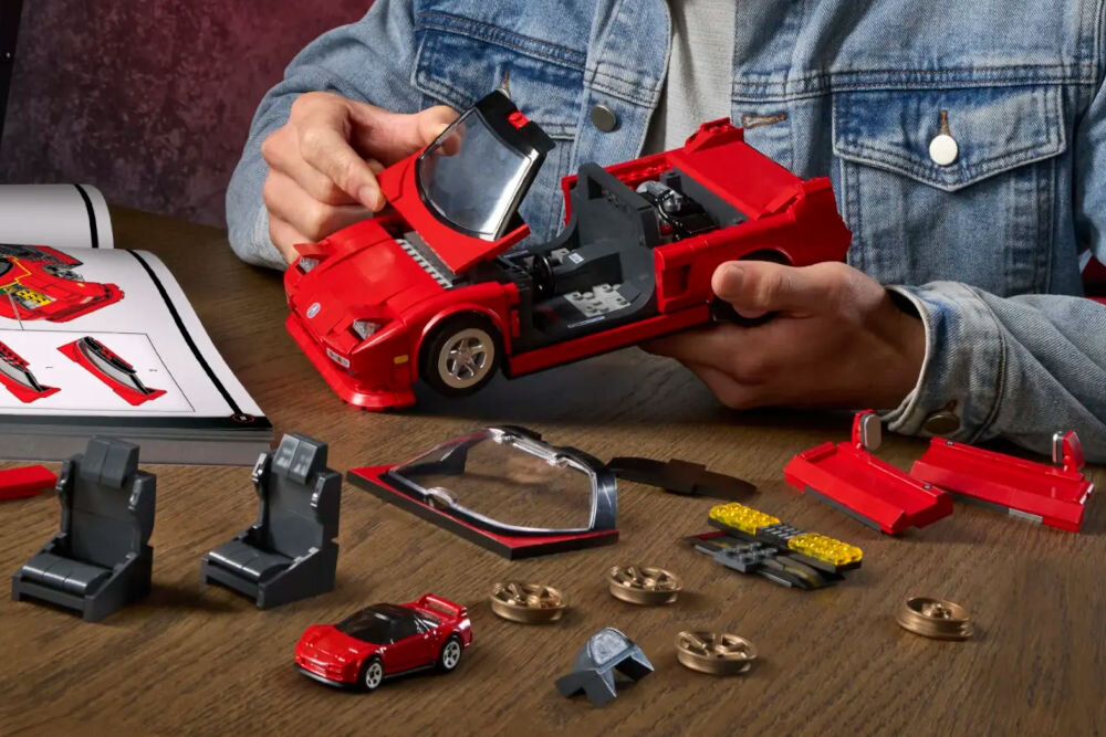 Klocki plastikowe BRICK SHOP Hot Wheels Elite Series 90 Acura NSX JFT17 w trakcie składania na blacie rozłożone części