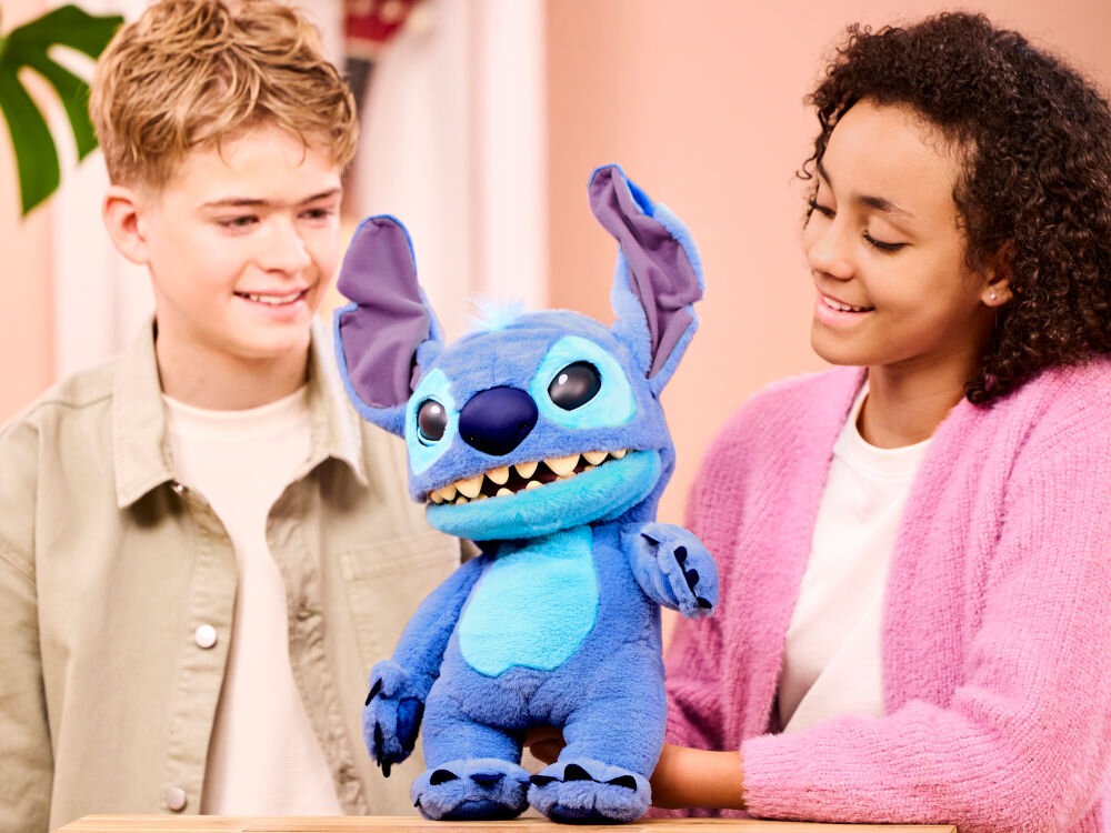 Zabawka interaktywna WOW Stitch DIS-1022-01 z zamkniętą buzią na blacie mruganie mrużenie oczu poruszanie głową ustami uszami interakcje