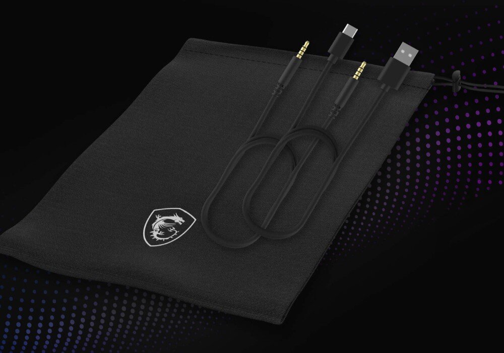 Na obrazie widoczna jest czarna torba z logo smoka oraz trzy kable z różnymi końcówkami: jack 3,5 mm, USB-C i USB-A. Tło jest ciemne z fioletowymi kropkami.