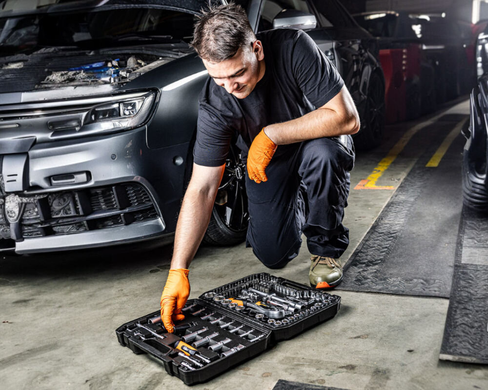 Zestaw kluczy nasadowych NEO TOOLS 10-215 (115 elementów) - edycja limitowana, narzędzia, warsztat, naprawy, zestaw, Mechanik sięga po walizkę z kluczami Neo Tools