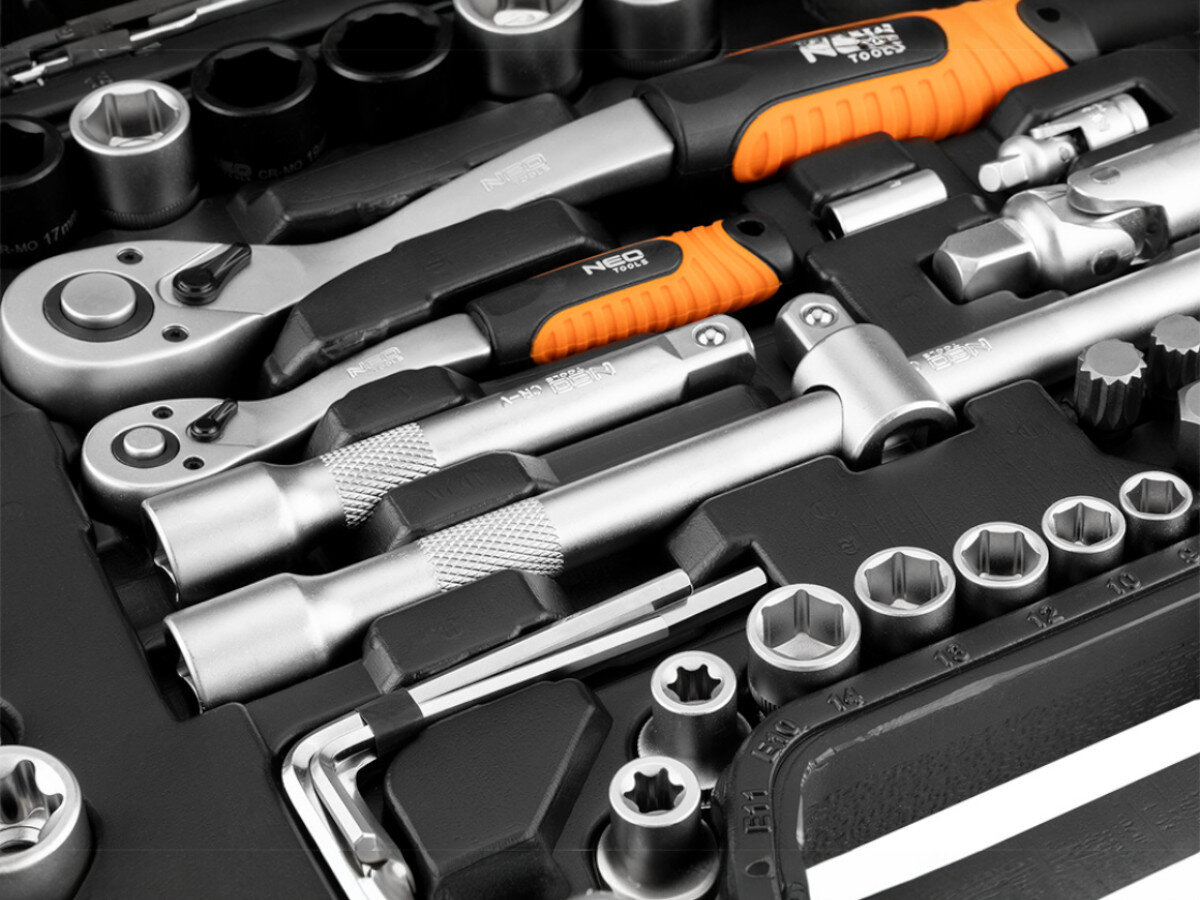 Zestaw kluczy nasadowych NEO TOOLS 10-215 (115 elementów) - edycja limitowana, ergonomia, komfort, grzechotki, płynność, Klucze grzechotkowe i nasadki Neo Tools w kasecie
