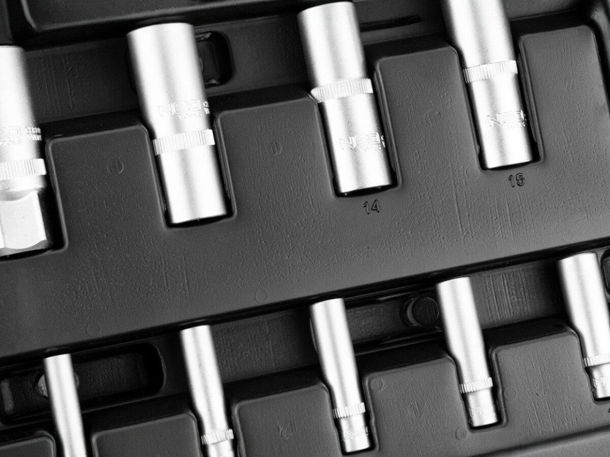 Zestaw kluczy nasadowych NEO TOOLS 10-215 (115 elementów) - edycja limitowana, chrom, wanad, odporność, trwałość, Nasadki Neo Tools w uporządkowanych gniazdach