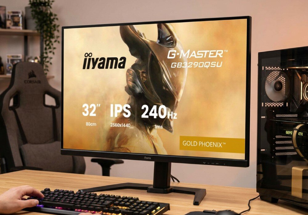 Monitor IIYAMA Gold Phoenix GB3290QSU-B1 Monitor komputerowy ustawiony na biurku obok obudowy komputera, na ekranie widać grafikę z gry oraz parametry techniczne