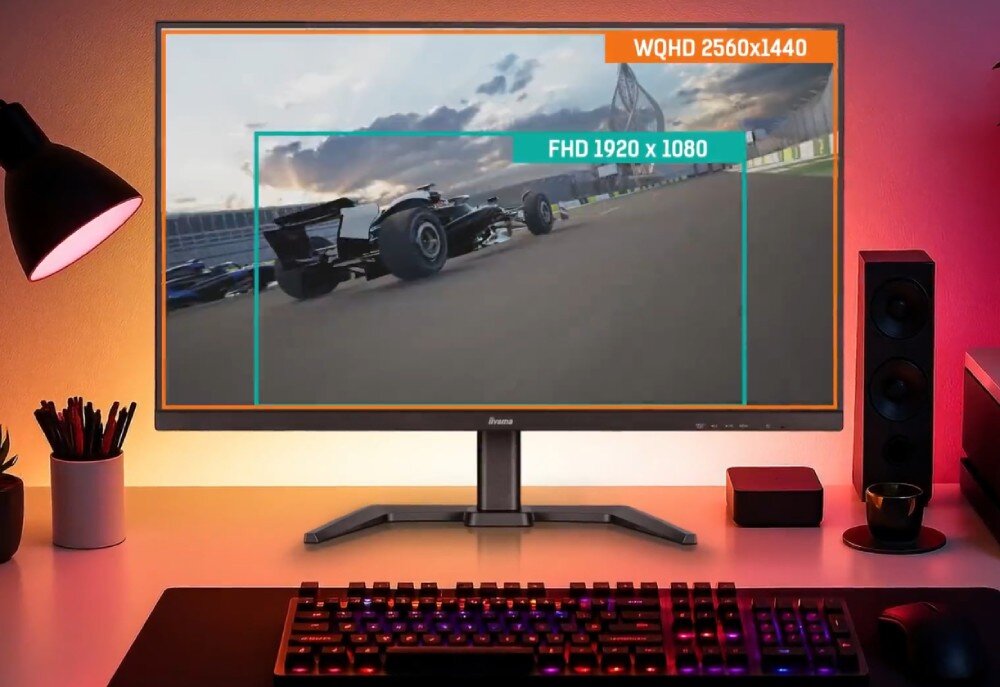 Monitor IIYAMA Gold Phoenix GB3290QSU-B1 Monitor na biurku wyświetlający obraz wyścigowego bolidu z zaznaczonymi ramkami porównującymi rozdzielczości WQHD oraz FHD