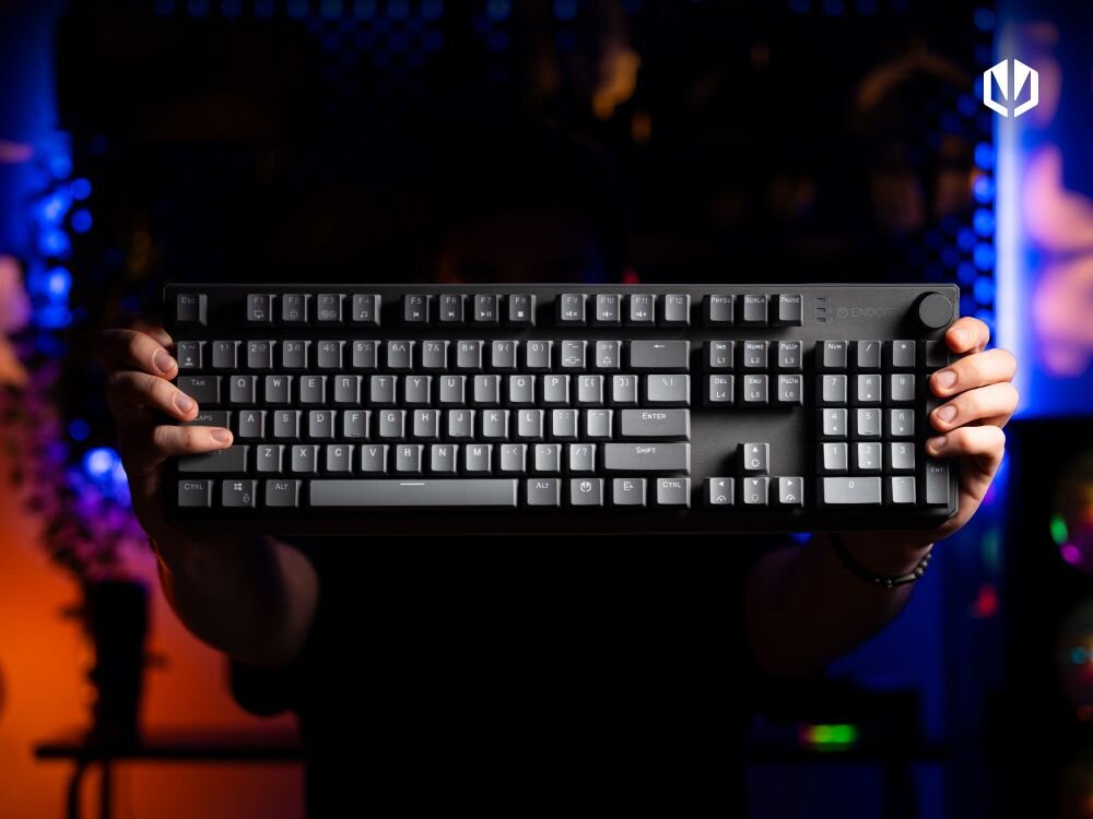 ENDORFY Thock V2 - klawiatura trzymana od przodu przez modela