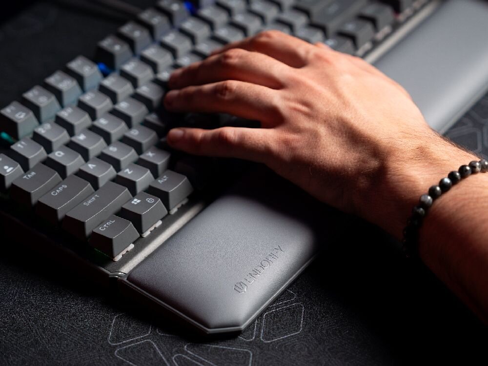 ENDORFY Thock V2 solidna obudowa wysokiej jakości materiałów aluminiowym topem -  klawaitura podczas użytkowania z podkładką pod nadgarstki ENDORFY Thock Palm Rest V2 TKL