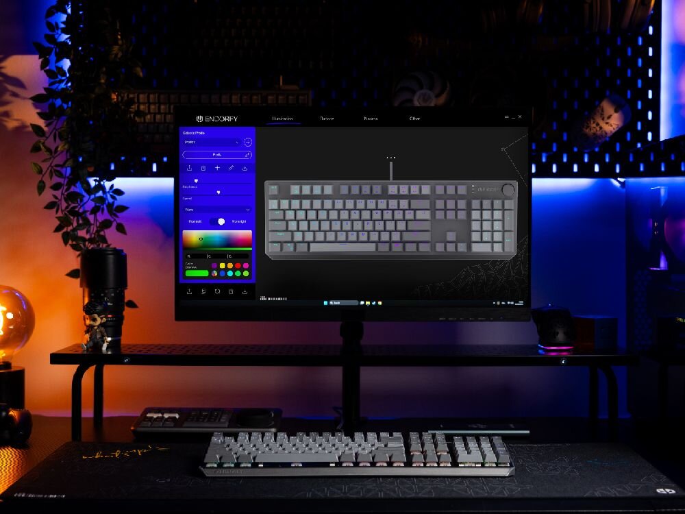 ENDORFY Thock V2 Oprogramowanie ENDORFY narzędzie do personalizacji zmianę typu i koloru podświetlenia ARGB, przypisywanie funkcji do klawiszy oraz tworzenie własnych makr Prosty interfejs -  klawiatura na biurku z uruchomionym oprogramowaniem do konfiguracji widocznym na monitorze