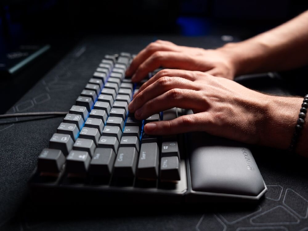 ENDORFY Thock V2 75% solidna obudowa wysokiej jakości materiałów aluminiowym topem -  klawaitura podczas użytkowania z podkładką pod nadgarstki ENDORFY Thock Palm Rest V2 TKL