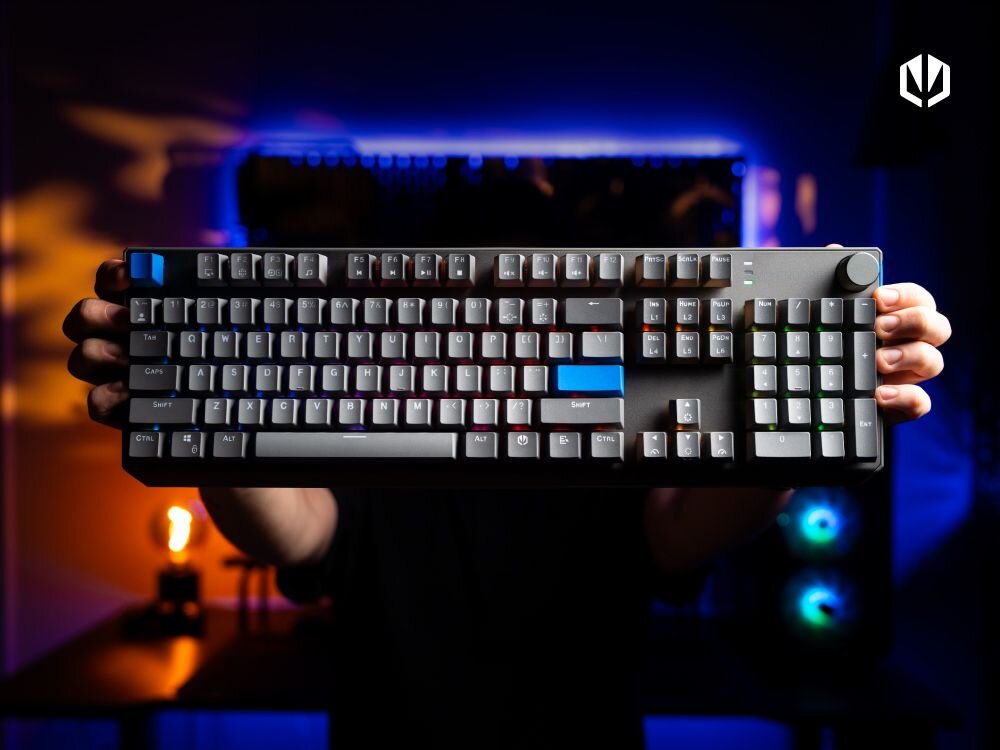 ENDORFY Thock V2 - klawiatura trzymana od przodu przez modela