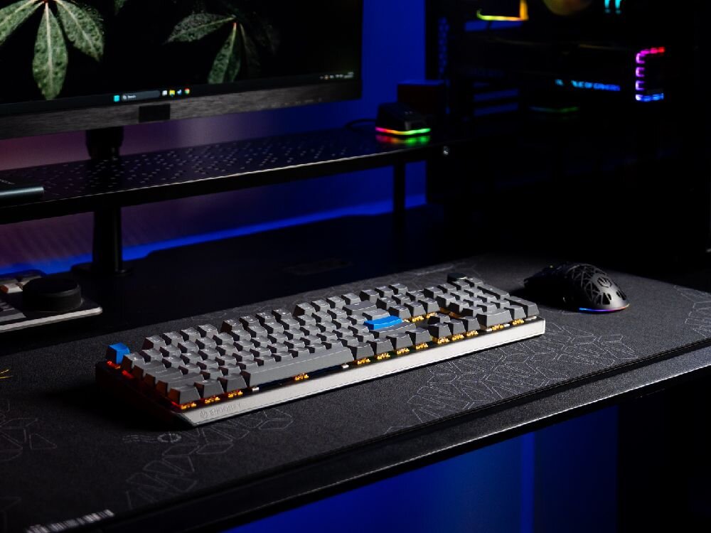 ENDORFY Thock V2 Druga generacja przyjemne i płynne wrażenie z pisania rozwiązania klasy premium rozmiar full size switche ENDORFY Yellow hot-swap ulepszona akustyka - na biurku w otoczeniu innych akcesoriów.