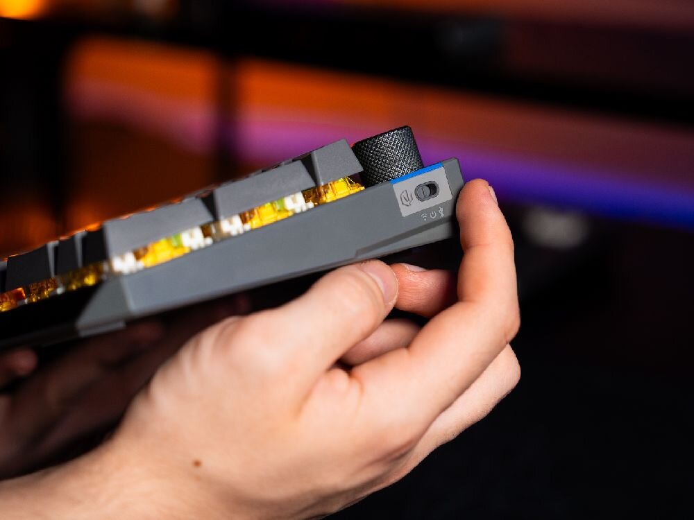 ENDORFY Thock V2 łączności Bluetooth, odbiornikowi USB-A 2,4 GHz oraz kablowi USB-A do USB-C suwaka na obudowie zmiana z trybu pracy - zbliżenie na przełącznik trybów klawiatury