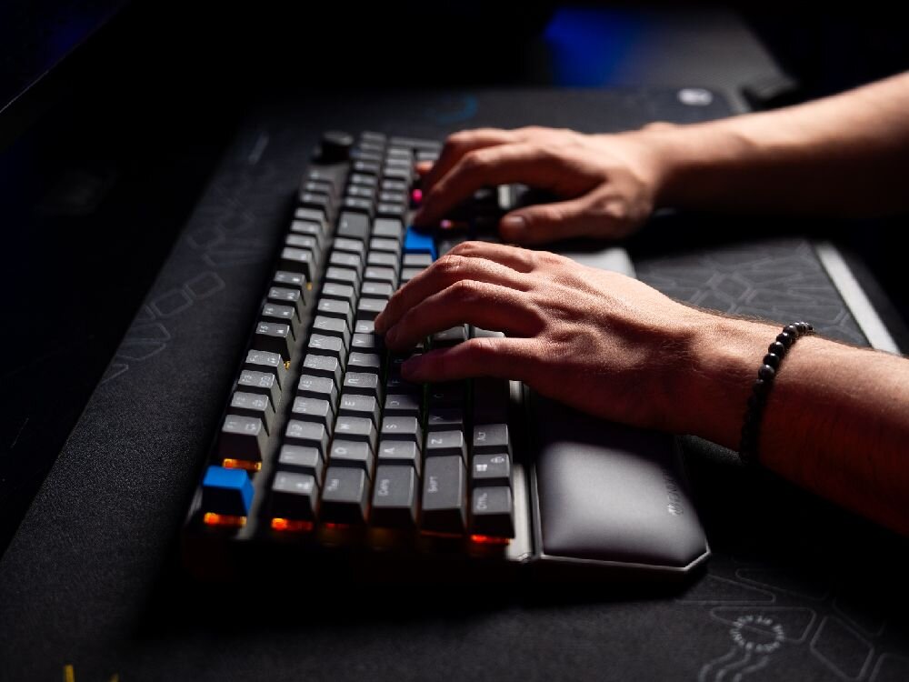 ENDORFY Thock V2 solidna obudowa wysokiej jakości materiałów aluminiowym topem -  klawaitura podczas użytkowania z podkładką pod nadgarstki ENDORFY Thock Palm Rest V2 TKL