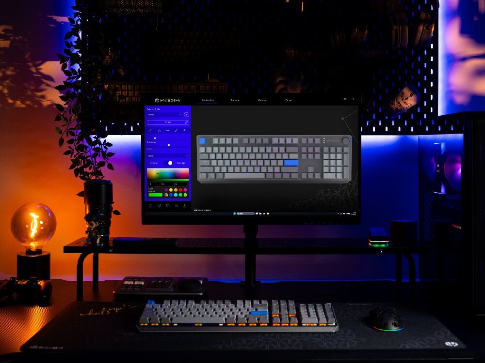 ENDORFY Thock V2 Oprogramowanie ENDORFY narzędzie do personalizacji zmianę typu i koloru podświetlenia ARGB, przypisywanie funkcji do klawiszy oraz tworzenie własnych makr Prosty interfejs -  klawiatura na biurku z uruchomionym oprogramowaniem do konfiguracji widocznym na monitorze