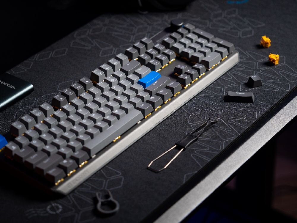 ENDORFY Thock V2 TKL komplet akcesoriów kabel USB-A do USB-C narzędzia do zdejmowania keycapów i wymiany switchy dwa zapasowe przełączniki ENDORFY Yellow - klawiatura z leżącymi obok narzędziami do wyjmowania przełączników i nakładek oraz zapasowymi switchami 