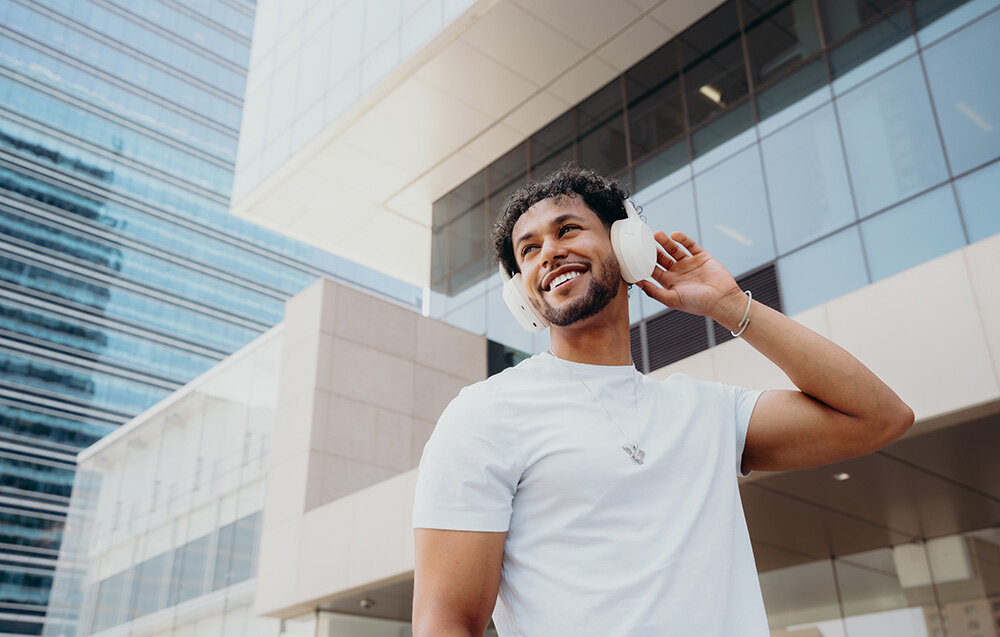 Edifier W820NB Plus V25 LDAC 24bit 96kHz Hi-Res przetworniki tytanowe equalizer Bass Boost Treble Boost, osoba z założonymi słuchawkami nausznymi w plenerze