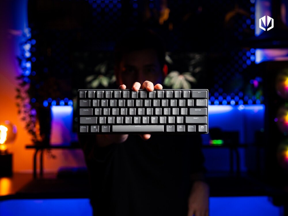 ENDORFY Thock V2 Compact - klawiatura trzymana od przodu przez modela