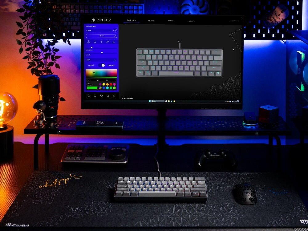 ENDORFY Thock V2 Compact Oprogramowanie ENDORFY narzędzie do personalizacji zmianę typu i koloru podświetlenia ARGB, przypisywanie funkcji do klawiszy oraz tworzenie własnych makr Prosty interfejs -  klawiatura na biurku z uruchomionym oprogramowaniem do konfiguracji widocznym na monitorze