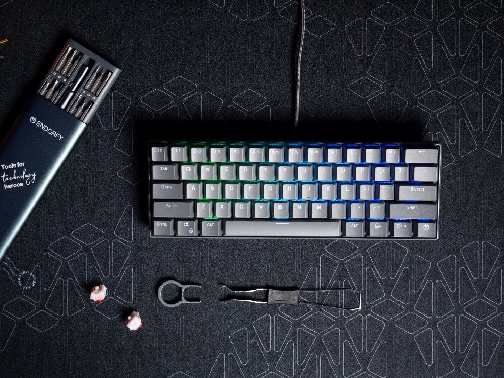 ENDORFY Thock V2 Compact Compact komplet akcesoriów kabel USB-A do USB-C narzędzia do zdejmowania keycapów i wymiany switchy dwa zapasowe przełączniki ENDORFY Red - klawiatura z leżącymi obok narzędziami do wyjmowania przełączników i nakładek oraz zapasowymi switchami 