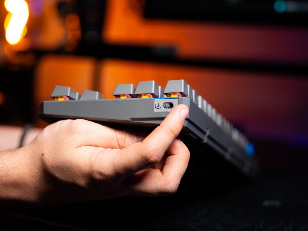 ENDORFY Thock V2 TKL łączności Bluetooth, odbiornikowi USB-A 2,4 GHz oraz kablowi USB-A do USB-C suwaka na obudowie zmiana z trybu pracy - zbliżenie na przełącznik trybów klawiatury