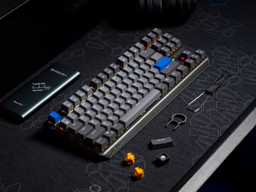ENDORFY Thock V2 TKL TKL komplet akcesoriów kabel USB-A do USB-C narzędzia do zdejmowania keycapów i wymiany switchy dwa zapasowe przełączniki ENDORFY Yellow - klawiatura z leżącymi obok narzędziami do wyjmowania przełączników i nakładek oraz zapasowymi switchami 