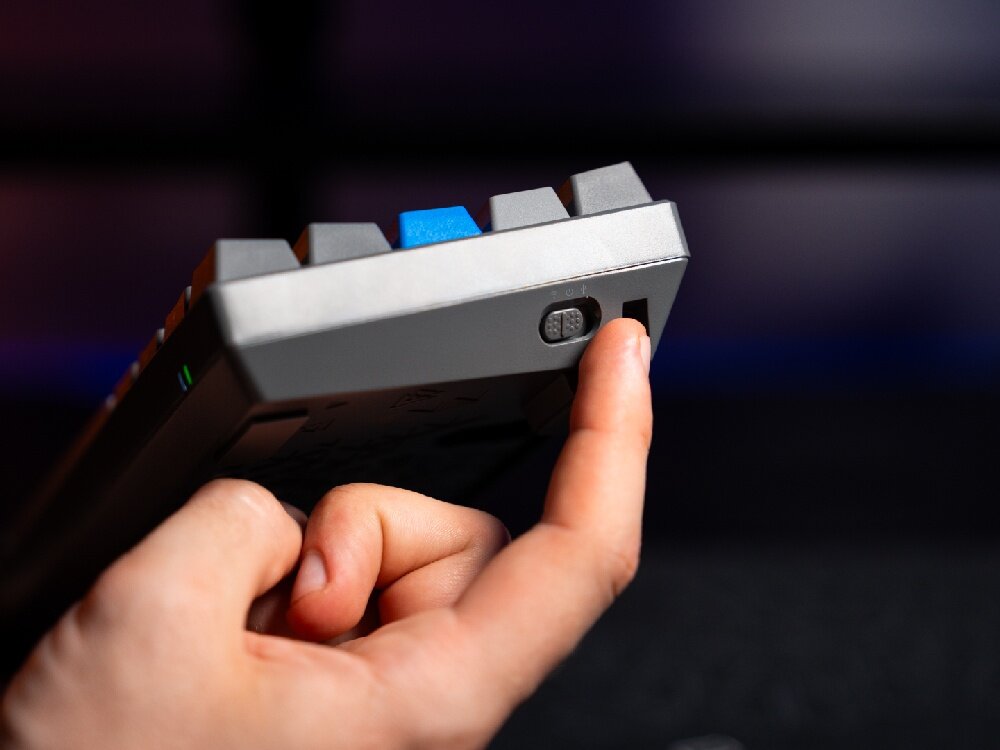 ENDORFY Thock V2 Compact łączności Bluetooth, odbiornikowi USB-A 2,4 GHz oraz kablowi USB-A do USB-C suwaka na obudowie zmiana z trybu pracy - zbliżenie na przełącznik trybów klawiatury