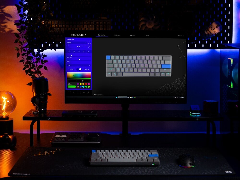 ENDORFY Thock V2 Compact Oprogramowanie ENDORFY narzędzie do personalizacji zmianę typu i koloru podświetlenia ARGB, przypisywanie funkcji do klawiszy oraz tworzenie własnych makr Prosty interfejs -  klawiatura na biurku z uruchomionym oprogramowaniem do konfiguracji widocznym na monitorze