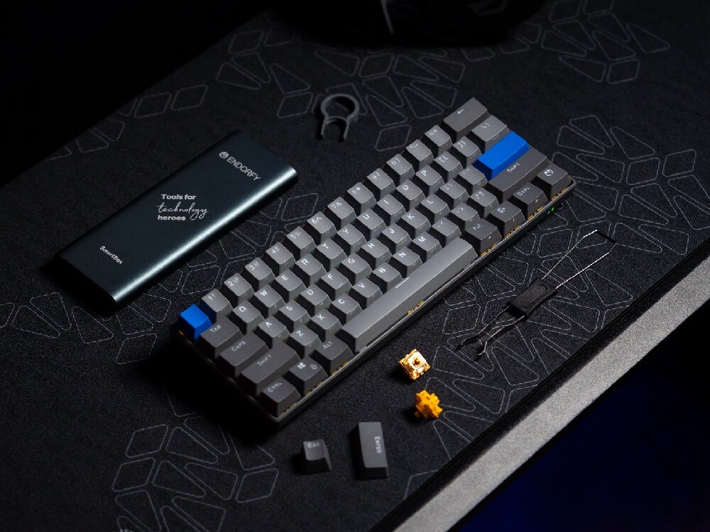 ENDORFY Thock V2 Compact Compact komplet akcesoriów kabel USB-A do USB-C narzędzia do zdejmowania keycapów i wymiany switchy dwa zapasowe przełączniki ENDORFY Yellow - klawiatura z leżącymi obok narzędziami do wyjmowania przełączników i nakładek oraz zapasowymi switchami 