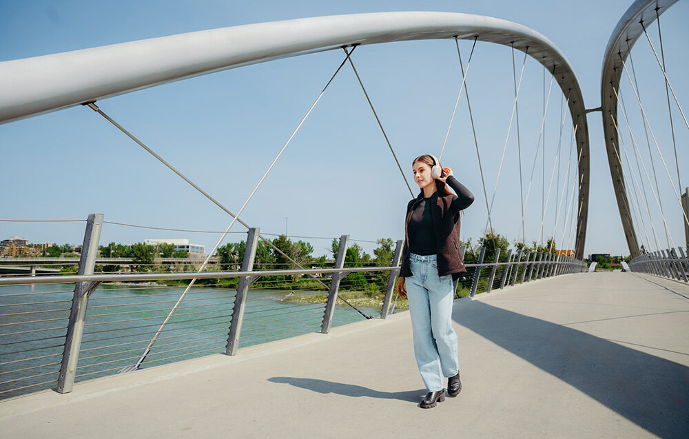 Edifier W820NB Plus V25 LDAC 24bit 96kHz Hi-Res przetworniki tytanowe equalizer Bass Boost Treble Boost, osoba z założonymi słuchawkami nausznymi w plenerze