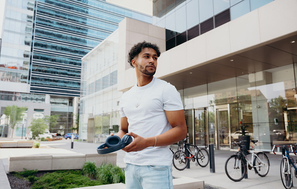 Słuchawki Edifier W820NB Plus V25 bezprzewodowe ANC LDAC Bluetooth 6.1 komfortowe nauszne, osoba trzymająca słuchawki nauszne w rękach