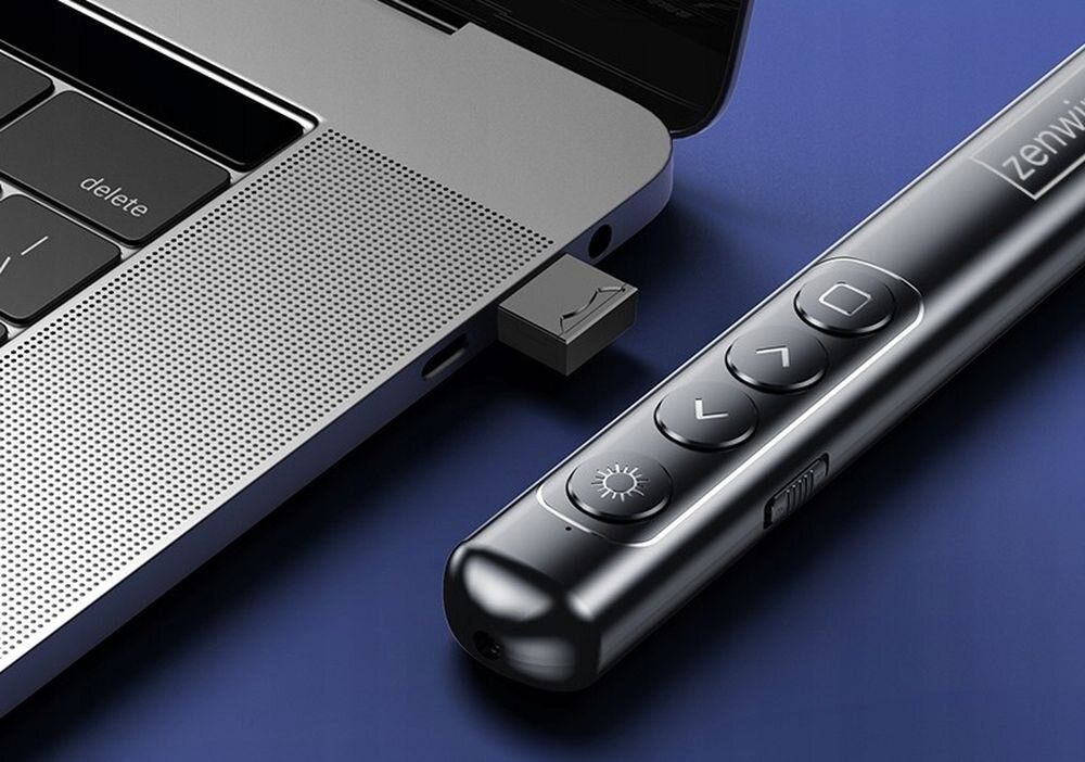 Wskaźnik laserowy ZENWIRE S9 bezprzewodowe sterowanie slajdami USB prezentacje, wskaźnik leżący obok laptopa