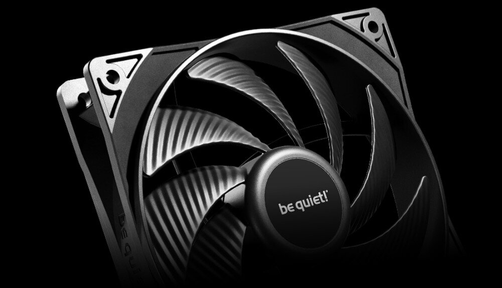 Chłodzenie wodne BE QUIET! Pure Loop 3 240mm Zbliżenie na pojedynczy wentylator z łopatkami o zakrzywionym kształcie i logo na środku, wentylatory, efektywność, żywotność