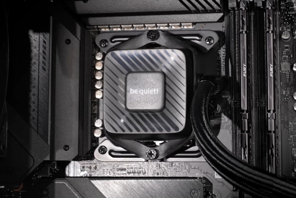 Chłodzenie wodne BE QUIET! Pure Loop 3 240mm Widok z góry na blok wodny zamontowany na procesorze w płycie głównej z podłączonymi przewodami chłodzenia, serwis, uzupełnianie cieczy