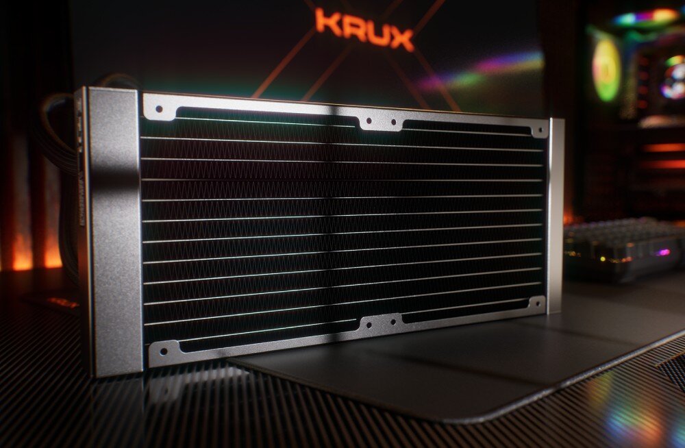 Chłodzenie wodne KRUX HydroGlance 240 ARGB LCD Aluminiowa chłodnica chłodzenia wodnego w orientacji poziomej z widocznymi otworami montażowymi i żeberkami odprowadzającymi ciepło, pasta termoprzewodząca