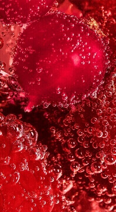 Maszyna do wody gazowanej SodaStream MIX z butelką napoju pomarańczowego w trakcie nasycania