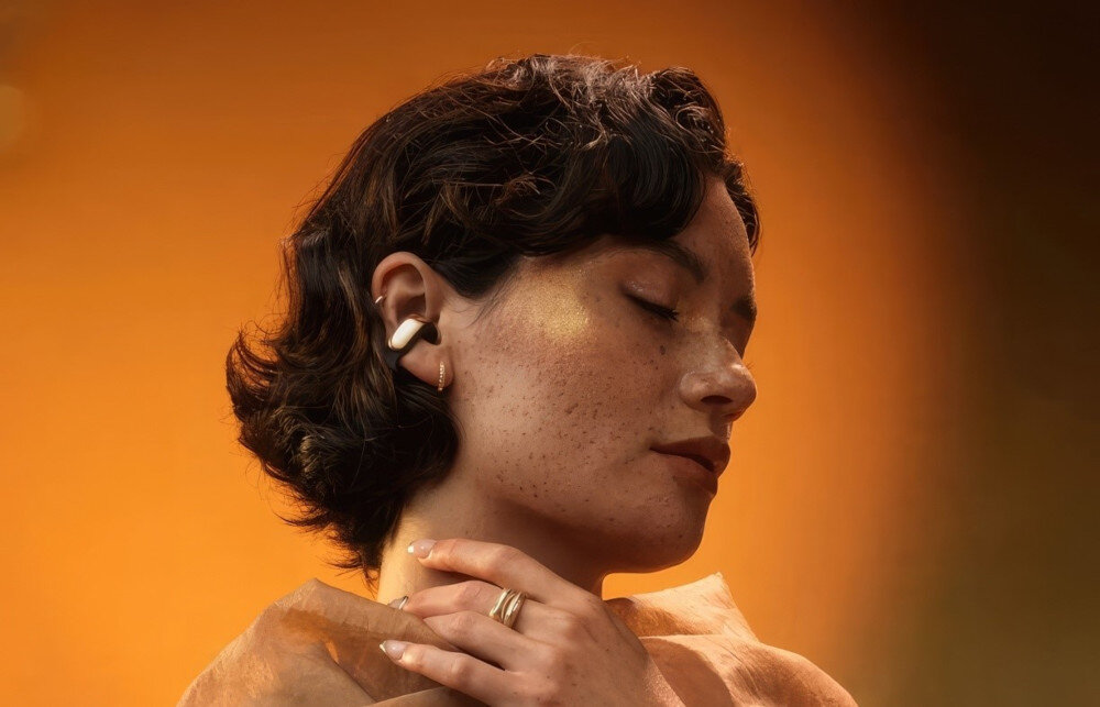 Słuchawki powietrzne BOSE Ultra Open Otwórz brzmienie w świecie, osoba z założonymi słuchawkami powietrznymi