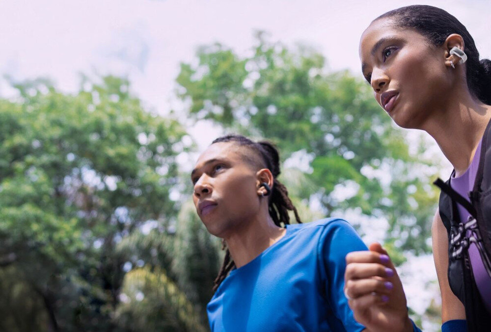 Słuchawki powietrzne BOSE Ultra Open Bluetooth 5.3 stabilne połączenie, osoby z założonymi słuchawkami powietrznymi uprawiające jogging