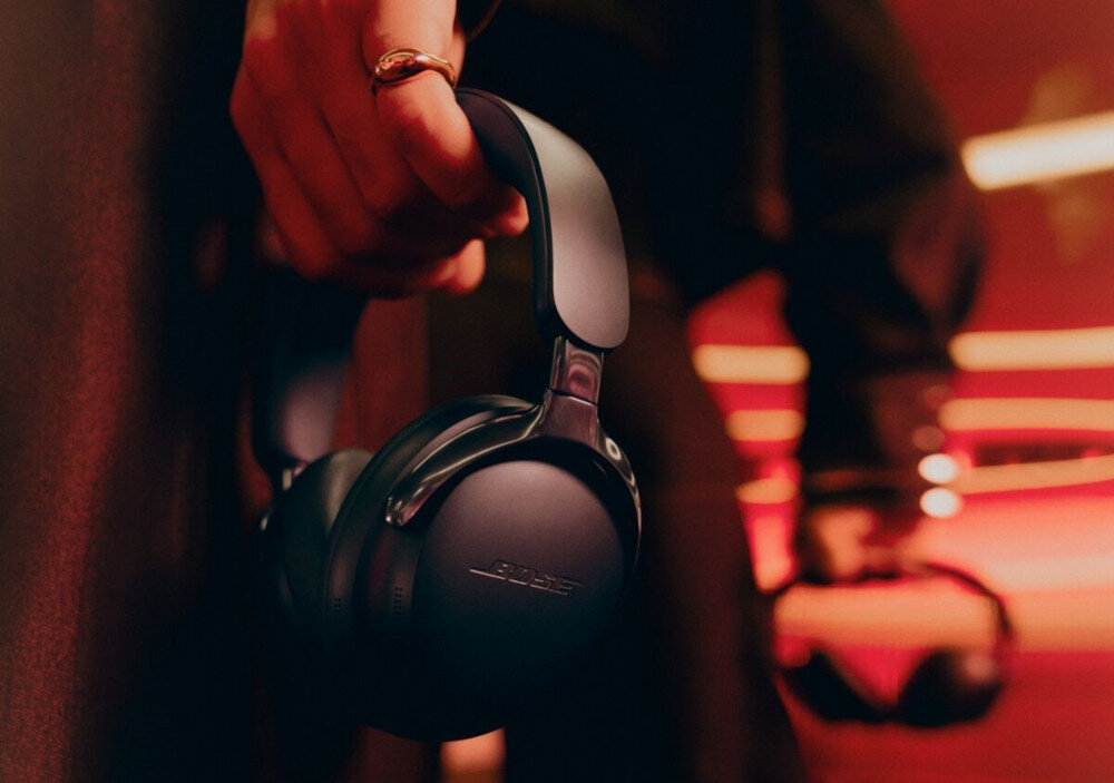 BOSE QuietComfort Ultra 2 gen bateria szybkie ładowanie czas pracy, osoba trzymająca słuchawki w ręku