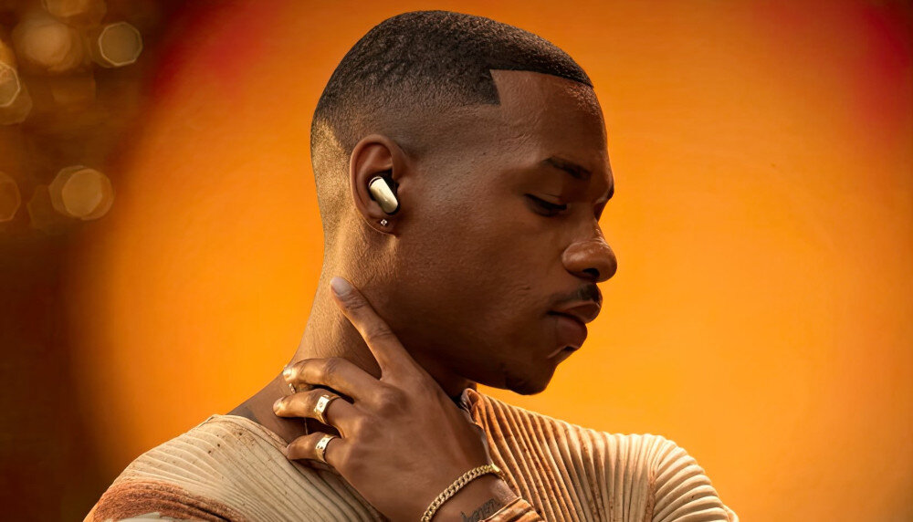 Słuchawki dokanałowe BOSE QuietComfort Ultra 2 gen dopasowanie komfort 9 kombinacji wkładek opasek, osoba z założonymi słuchawkami dokanałowymi