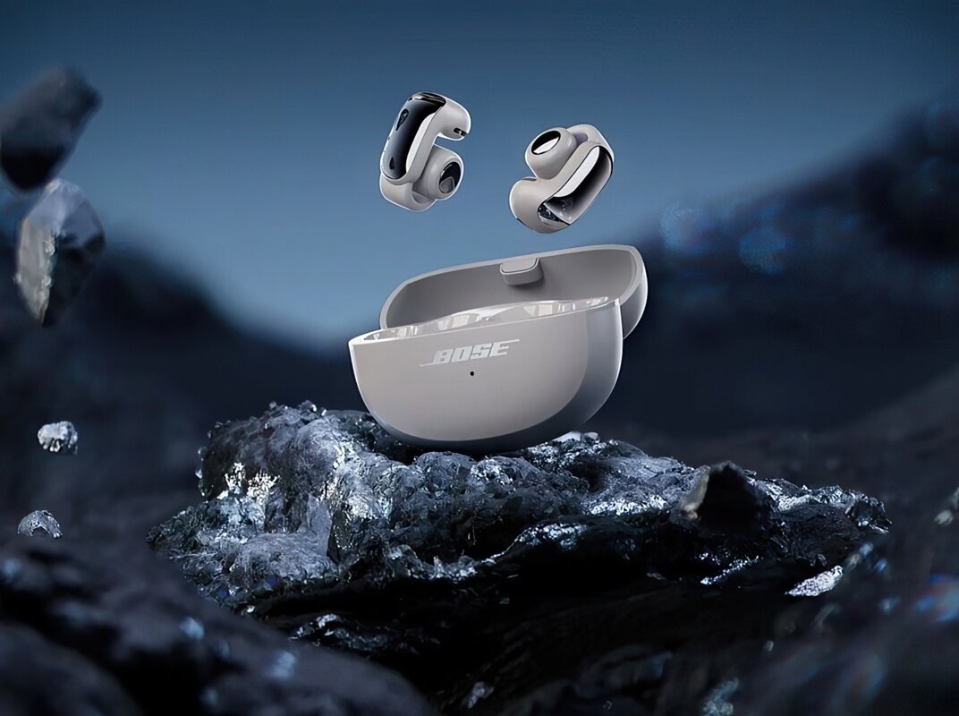 Słuchawki powietrzne BOSE Ultra Open Otwórz brzmienie w świecie, etui z słuchawkami stojące na skale