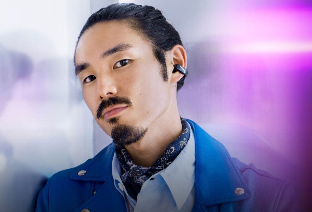 Słuchawki powietrzne BOSE Ultra Open bateria 7 godzin i etui do ładowania, osoba z założonymi słuchawkami powietrznymi