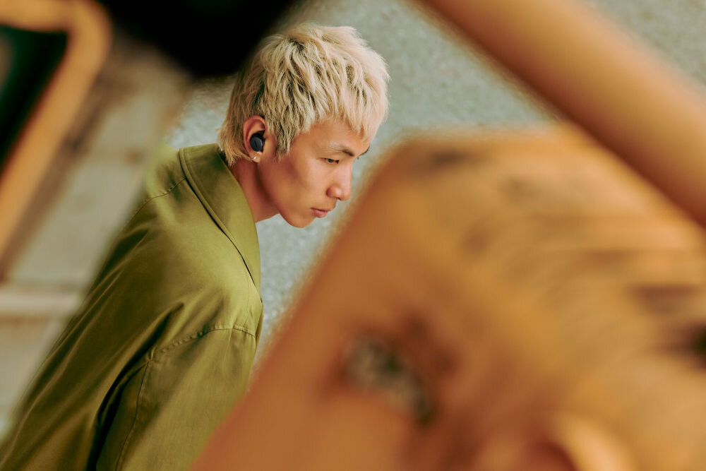 Słuchawki dokanałowe BOSE QuietComfort Earbuds 2 czysty dźwięk głębia tonów akustyka premium, osoba z założonymi słuchawkami dokanałowymi