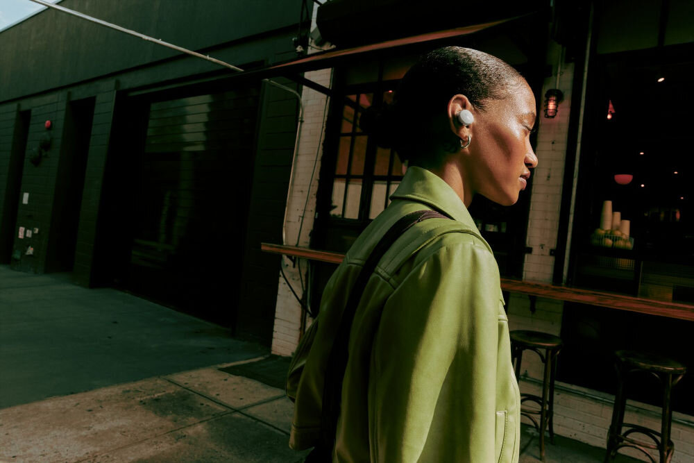 Słuchawki dokanałowe BOSE QuietComfort Earbuds 2 czas pracy 8.5h etui bezprzewodowe ładowanie IPX4, osoba z założonymi słuchawkami dokanałowymi