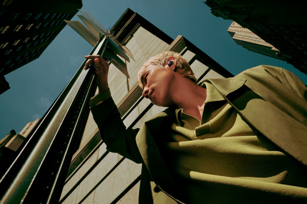 Słuchawki dokanałowe BOSE QuietComfort Earbuds 2 Bluetooth 5.3 stabilne połączenie zasięg 9m, osoba z założonymi słuchawkami dokanałowymi