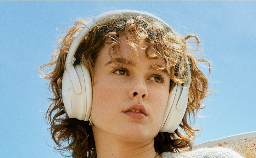 Słuchawki nauszne BOSE QuietComfort ANC kontrola dźwięku redukcja hałasu, osoba z założonymi słuchawkami nausznymi