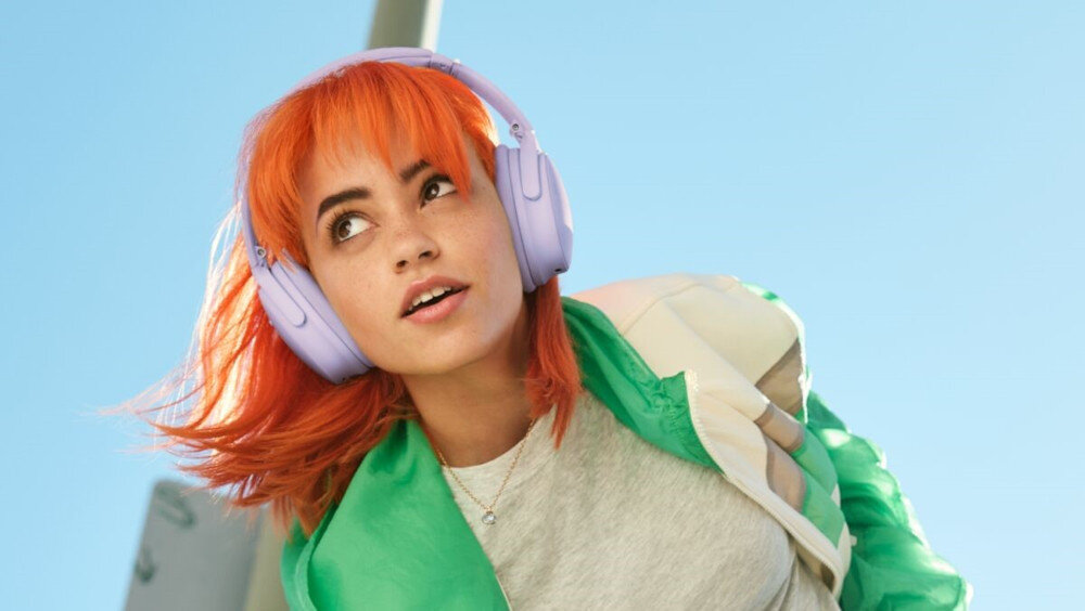 Słuchawki nauszne BOSE QuietComfort ANC aplikacja EQ przewód audio, osoba z założonymi słuchawkami nausznymi