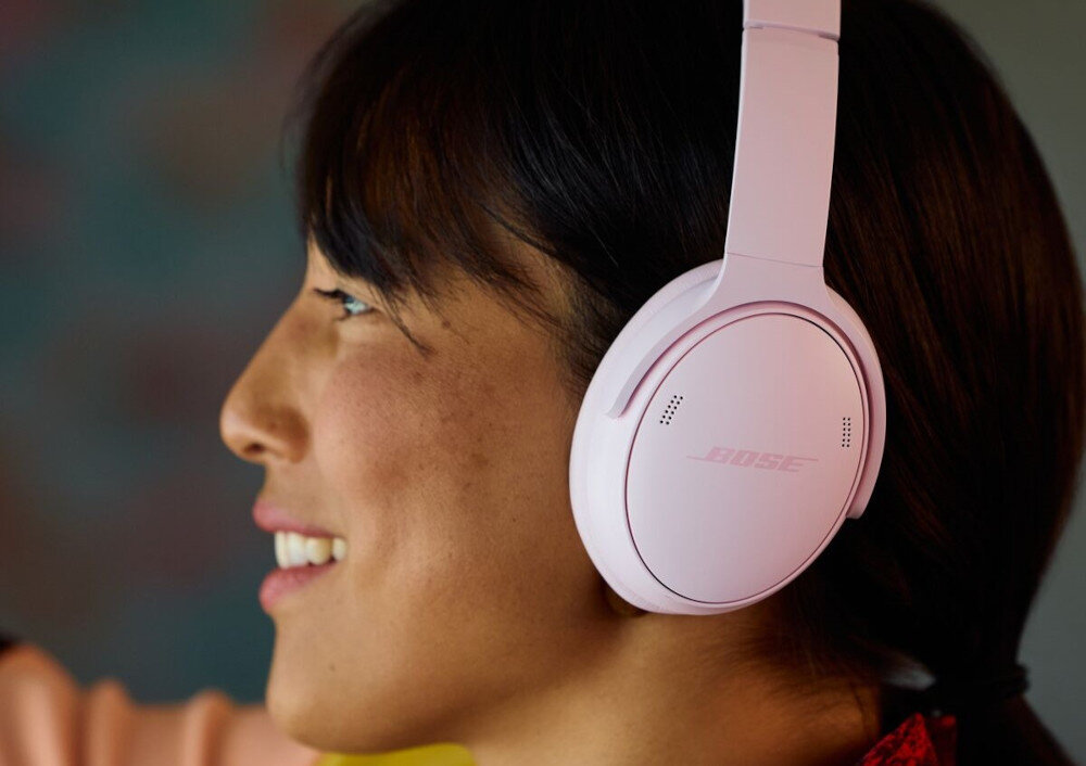 Słuchawki nauszne BOSE QuietComfort ANC design kolory komfort poduszki pałąk, osoba z założonymi słuchawkami nausznymi