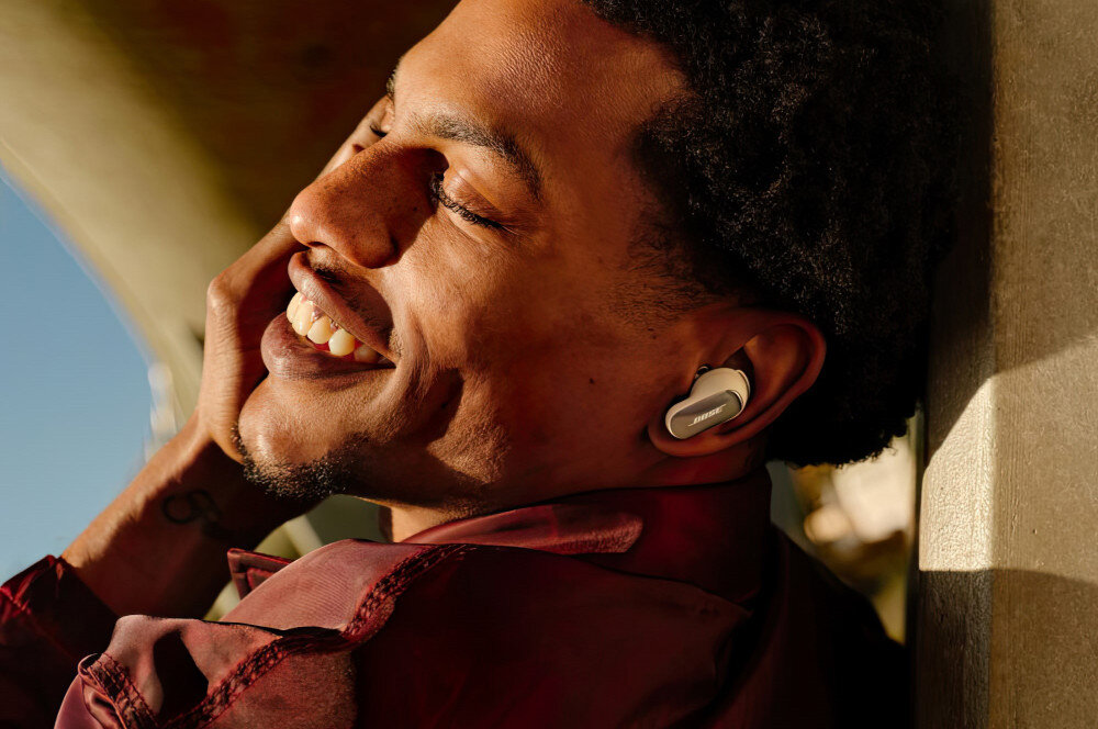 Słuchawki dokanałowe BOSE QuietComfort Ultra 2 gen CustomTune redukcja szumów spersonalizowane brzmienie, osoba z założonymi słuchawkami dokanałowymi