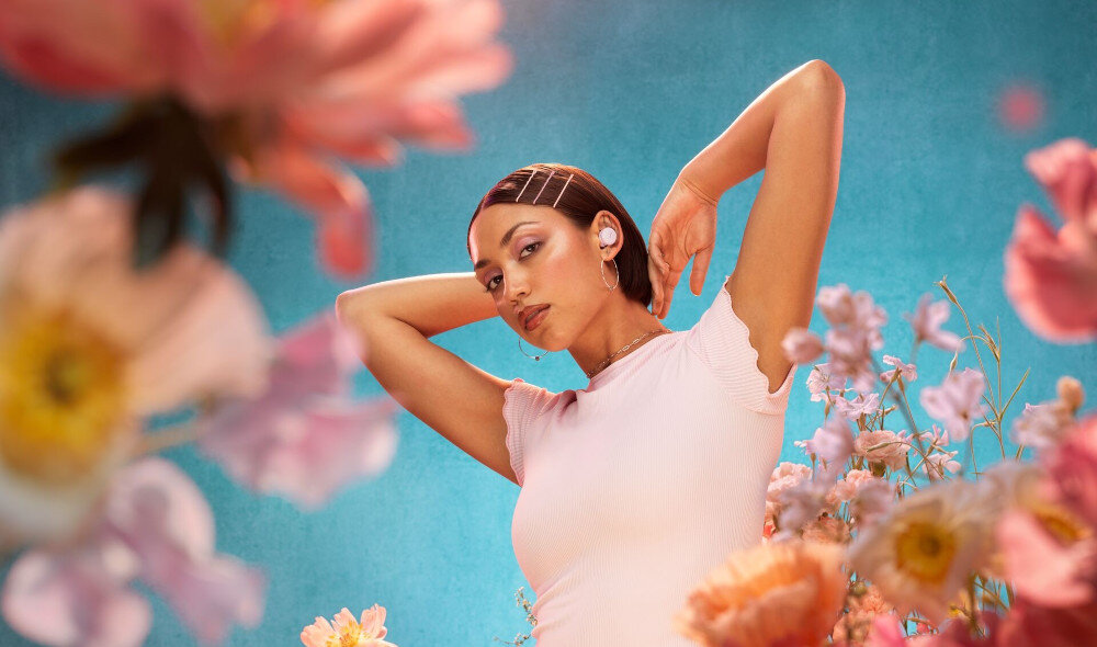 Słuchawki dokanałowe BOSE QuietComfort Ultra 2 gen przestrzenny dźwięk realistyczne brzmienie, osoba z założonymi słuchawkami dokanałowymi