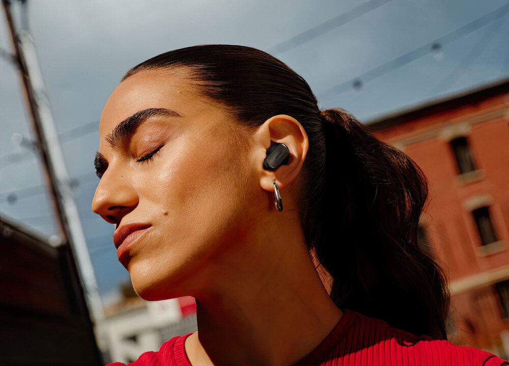 Słuchawki dokanałowe BOSE QuietComfort Ultra 2 gen pełne zanurzenie w muzyce komfort brzmienie, osoba z założonymi słuchawkami dokanałowymi
