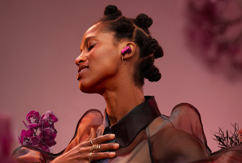 Słuchawki dokanałowe BOSE QuietComfort Ultra 2 gen tryby Quiet Aware Immersion, osoba z założonymi słuchawkami dokanałowymi